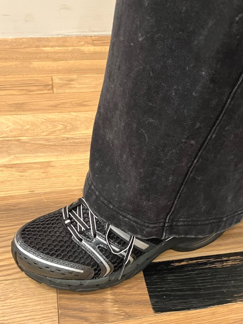 グリーン系のポロシャツ、ブラック系のその他パンツ、ブラック系のスニーカーを着用したメンズの冬コーディネートの2枚目の写真