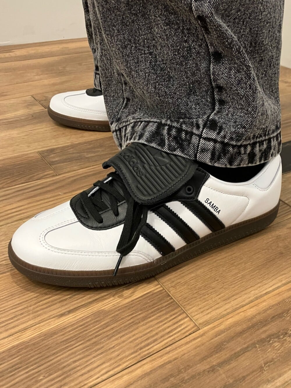 グレー系のジャージ、ホワイト系のスニーカーを着用したメンズの春コーディネートの2枚目の写真