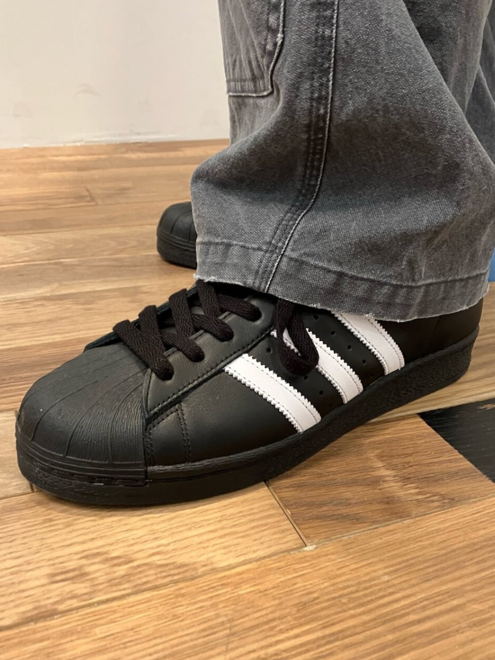 ブラック系のシューズ、ブルー系のジャージを着用したメンズの冬コーディネートの2枚目の写真