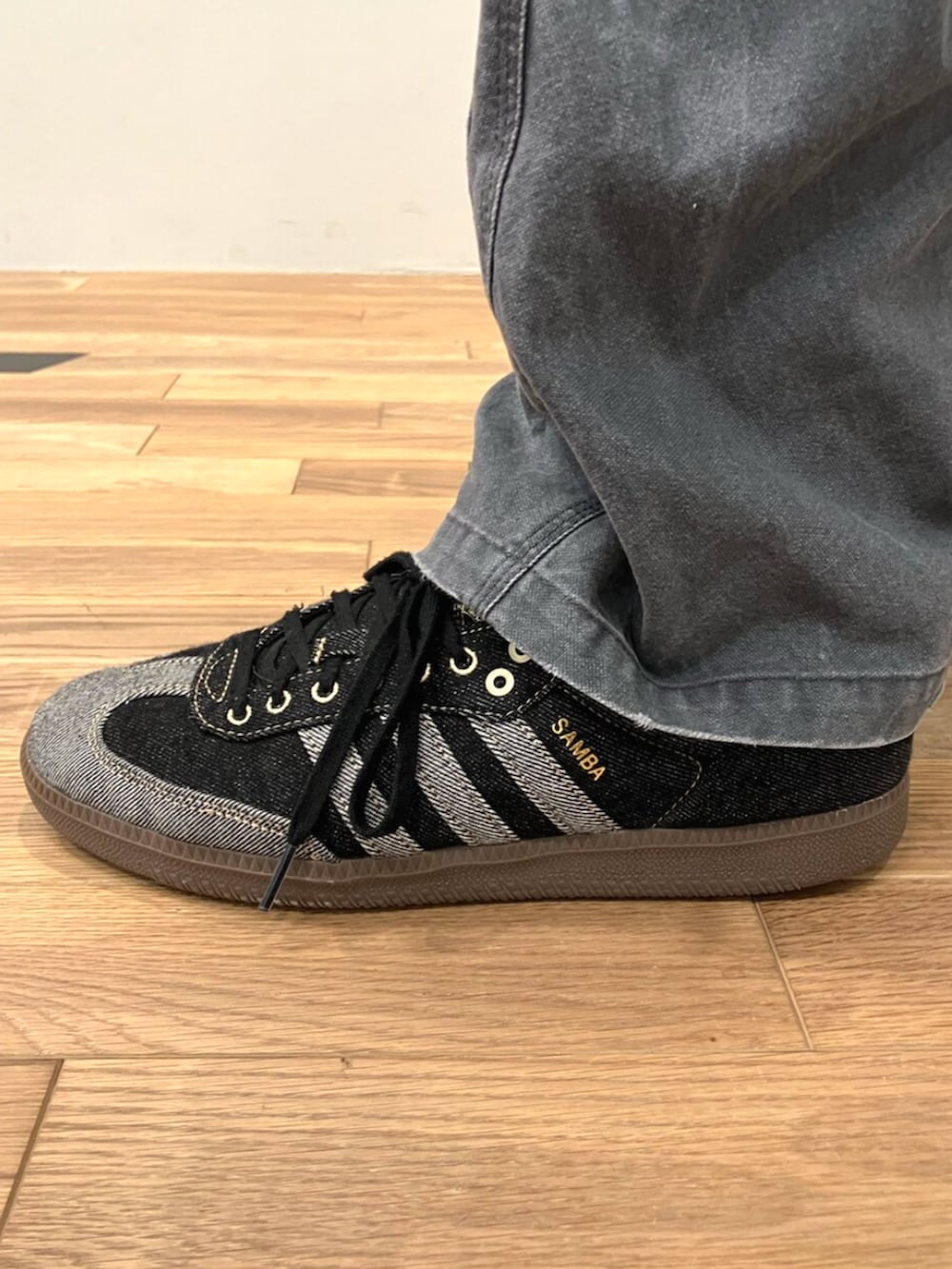 ブラック系のTシャツ/カットソー、ブラック系のスニーカーを着用したメンズの秋コーディネートの2枚目の写真