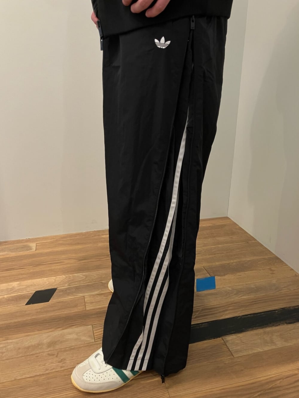 「adidas、adidas originals、アディダス、アディダスオリジナルス、デニムジャケット、Tシャツ、トラックパンツ、スニーカー、JAPAN」｜「adidasのシンプル Tシャツ / アディダスオリジナルス adidas Originals（Tシャツ/カットソー、ホワイト系）」を使った、MKさん（メンズ・180cm）の春コーディネートの3枚目の写真