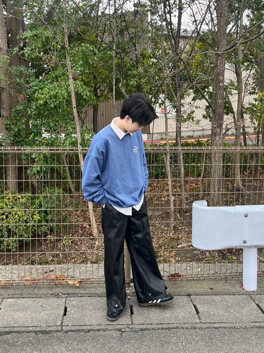 ブラック系のその他パンツ、ブラック系のスニーカー、ブルー系のスウェットを着用したメンズの春コーディネートの2枚目の写真
