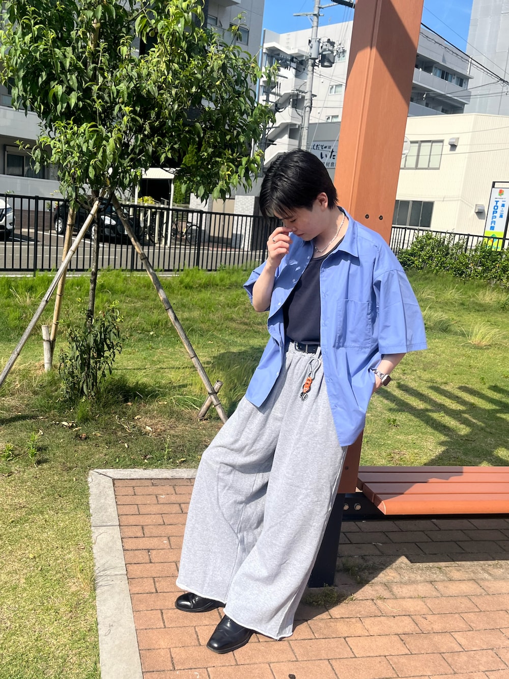 ブルー系のシャツ/ブラウス、グレー系のスウェットパンツ、ブラック系のベルトを着用したメンズの夏コーディネートの2枚目の写真