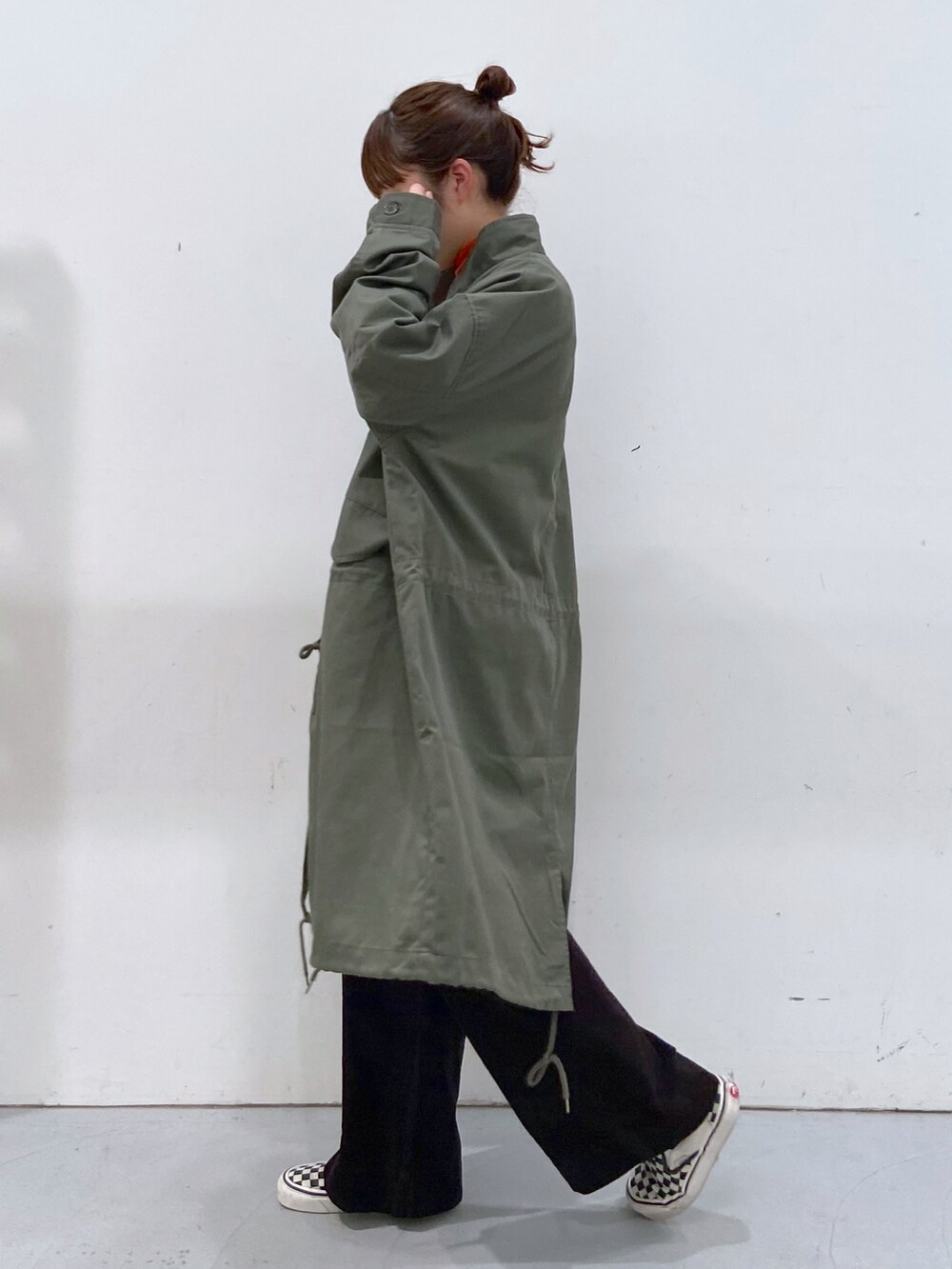 「秋コーデ、秋服準備はじめました、シンプル、タートルネック、カラーニット、オトナ女子、メンズライク、コート、モッズコート、ミリタリー、コーデュロイ、コーデュロイパンツ、低身長女子、LAKOLE、スニーカー」｜「LAKOLEのTCツイルモッズコート / 162984（モッズコート、グリーン系）」を使った、karepyosさん（レディース・157cm）の秋コーディネートの2枚目の写真