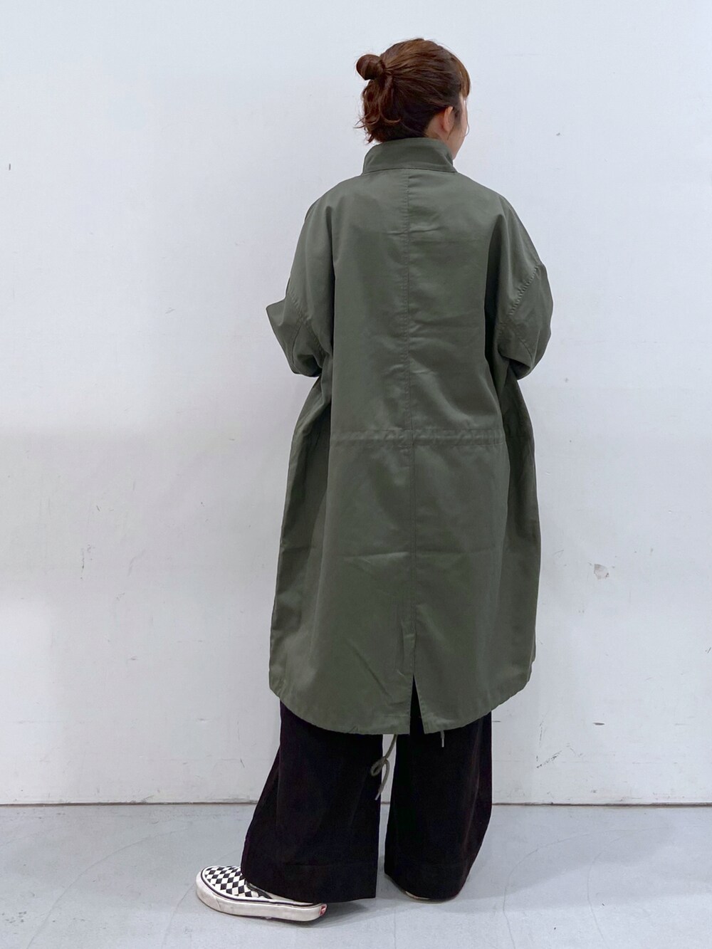「秋コーデ、秋服準備はじめました、シンプル、タートルネック、カラーニット、オトナ女子、メンズライク、コート、モッズコート、ミリタリー、コーデュロイ、コーデュロイパンツ、低身長女子、LAKOLE、スニーカー」｜「LAKOLEのTCツイルモッズコート / 162984（モッズコート、グリーン系）」を使った、karepyosさん（レディース・157cm）の秋コーディネートの3枚目の写真