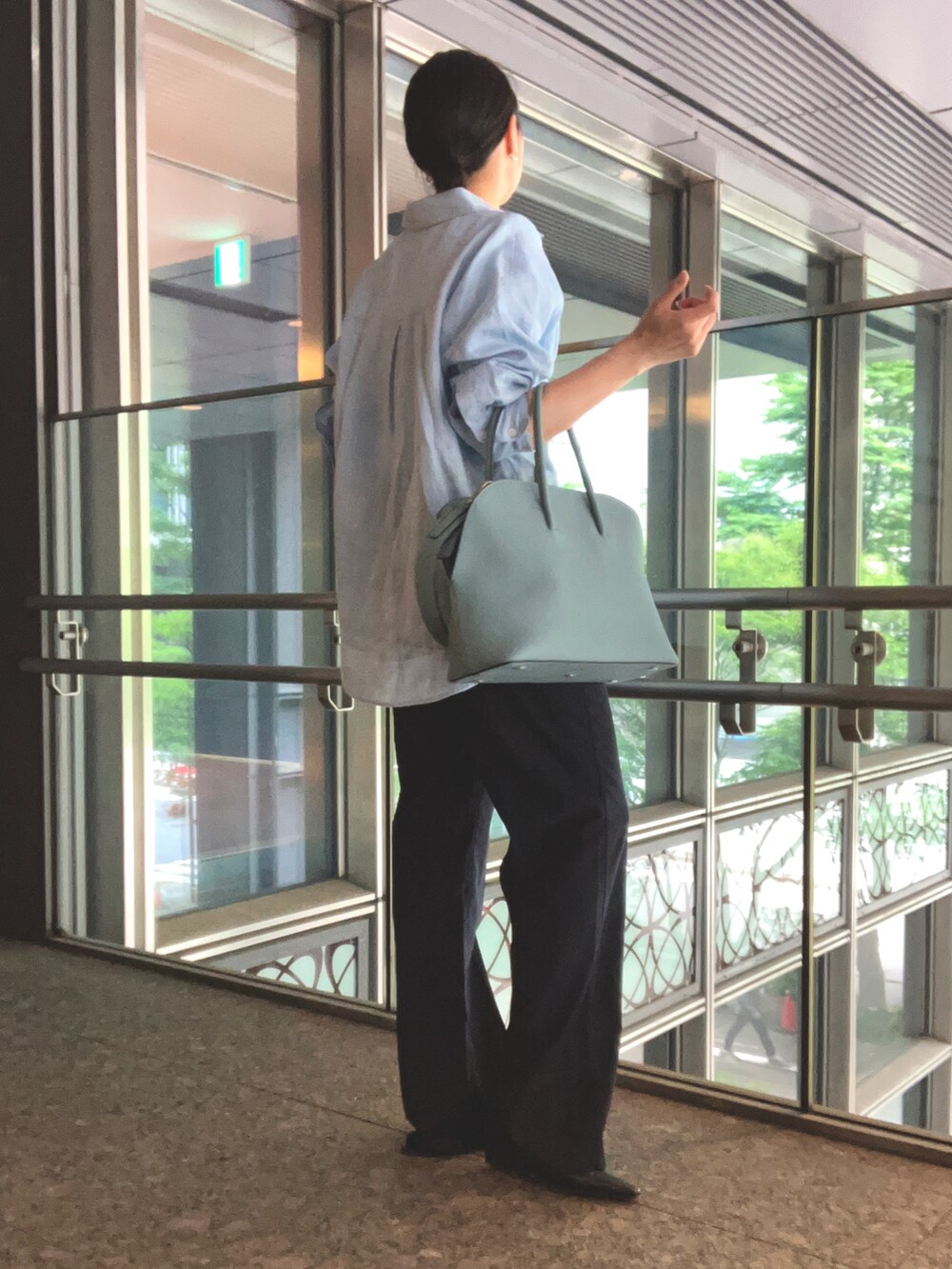「通勤コーデ、オフィスカジュアル、パンツスタイル、ブルー、ブラウス、ボストンバッグ」｜「EpoiのRits　リツ　2WAYボストンバッグ（ボストンバッグ、ブルー系）」を使った、kikuchiさん（レディース・168cm）の春コーディネートの3枚目の写真