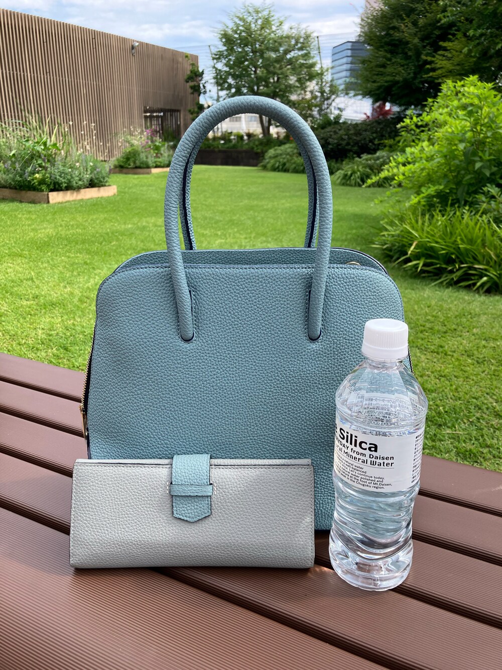 「財布、通勤コーデ、水色、ブルー、シンプル、日本製」｜「EpoiのRits　リツ　小銭入れ付きスリム長財布（財布、ブルー系）」を使った、kikuchiさん（レディース・168cm）の夏コーディネートの2枚目の写真