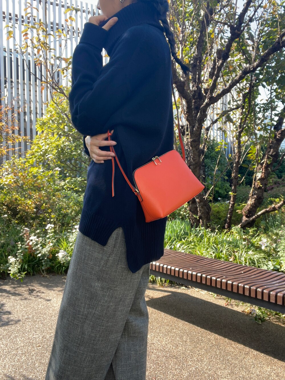 「カジュアル、フレアパンツ、ニット、ネイビー、オレンジ、ミニバッグ、ポシェット、NIKE、NIKE AIR MAX」｜「ZARAのアイテム（パンツ、グレー系）」を使った、kikuchiさん（レディース・168cm）の秋コーディネートの2枚目の写真