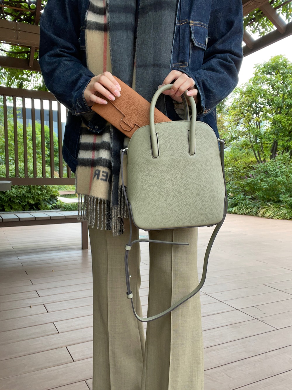 「オトナカジュアル、ベージュ、パンツスタイル、デニムジャケット、長財布、レザー、キャメル」｜「EpoiのRits　リツ  単カード付き束入れ（財布、ブラウン系）」を使った、kikuchiさん（レディース・168cm）の秋コーディネートの3枚目の写真