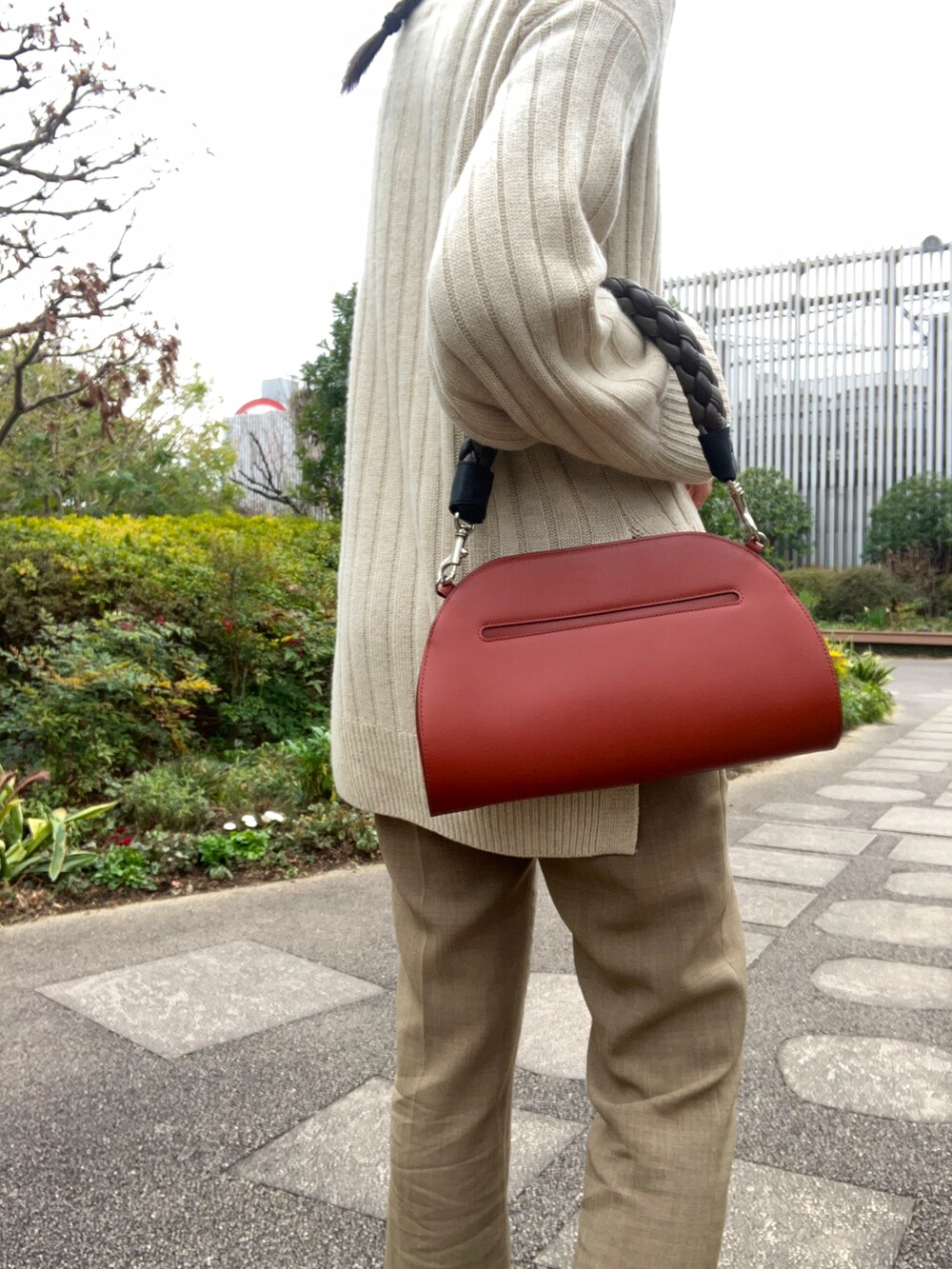 ベージュ系のパンツ、ブラック系のサンダル、ベージュ系のニット/セーターを着用したレディースの冬コーディネートの3枚目の写真