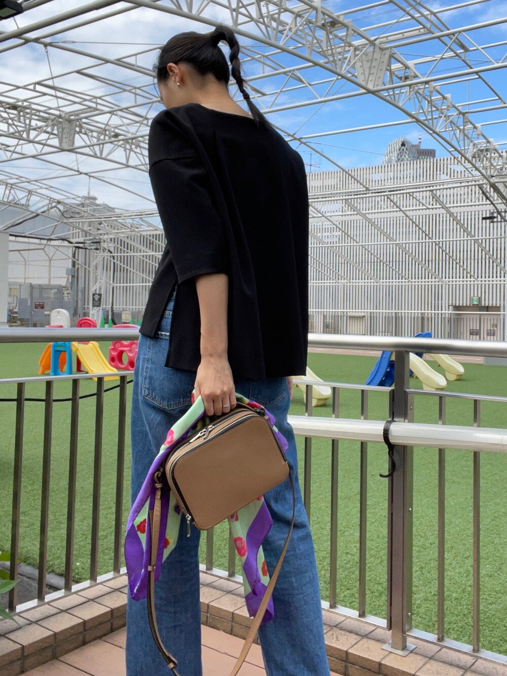 「大人カジュアル、秋コーデ、デニムパンツ、パンツコーデ、カジュアル、ショルダーバッグ、ビッグシルエット」｜「GALLARDAGALANTEのアイテム（Tシャツ/カットソー、ブラック系）」を使った、kikuchiさん（レディース・168cm）の秋コーディネートの2枚目の写真