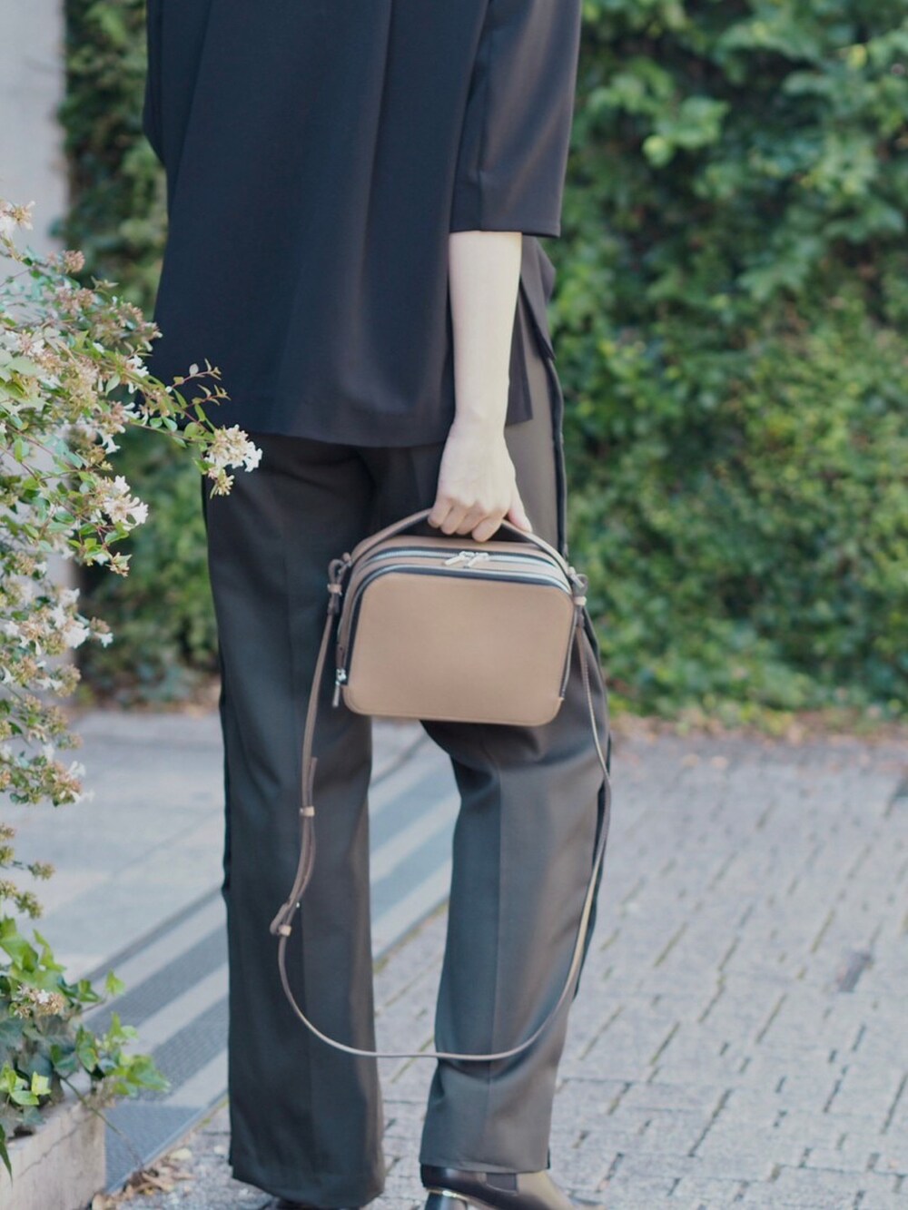 「ハット、秋服、パンツスタイル、ショルダーバッグ、レザー、キャメル」｜「Epoiのシキ　  2Way ボックスショルダー（ショルダーバッグ、グレー系）」を使った、kikuchiさん（レディース・168cm）の秋コーディネートの2枚目の写真