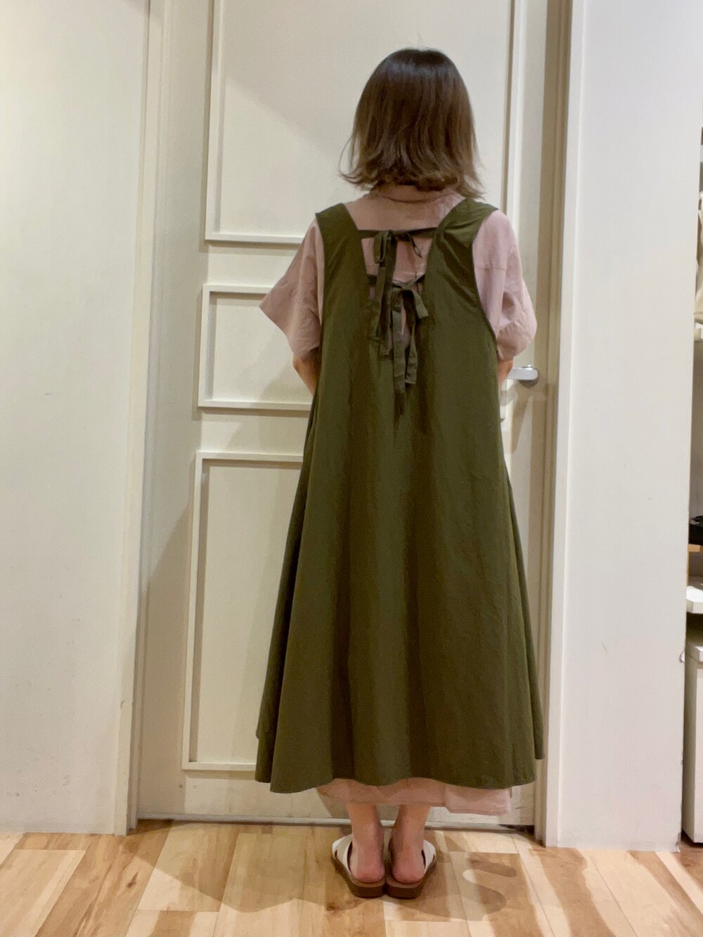 ホワイト系のサンダル、グリーン系のワンピース、ピンク系のワンピースを着用したレディースの秋コーディネートの2枚目の写真