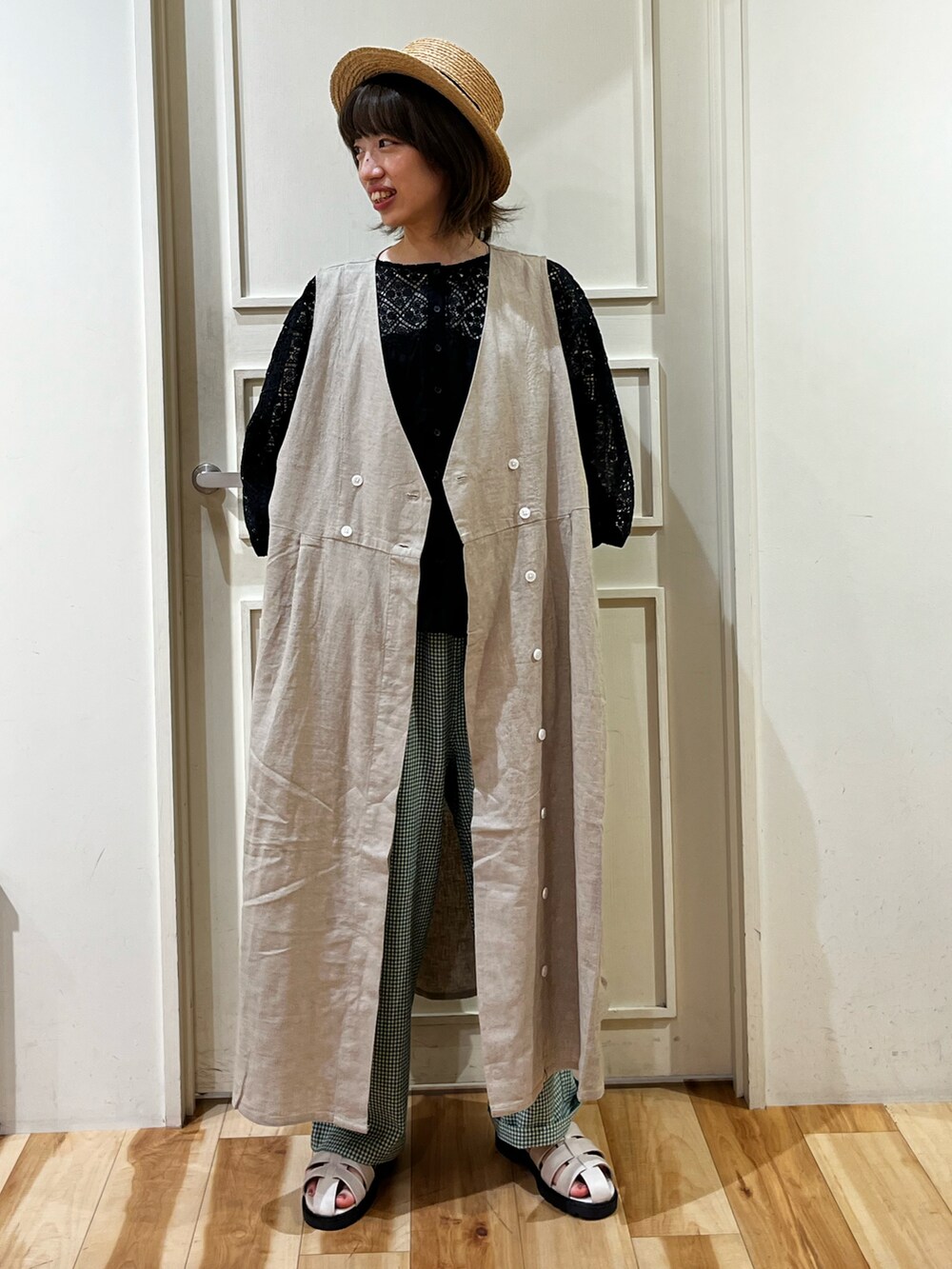 ベージュ系のハンドバッグ、ブラック系のシャツ/ブラウス、ベージュ系のワンピースを着用したレディースの春コーディネートの2枚目の写真