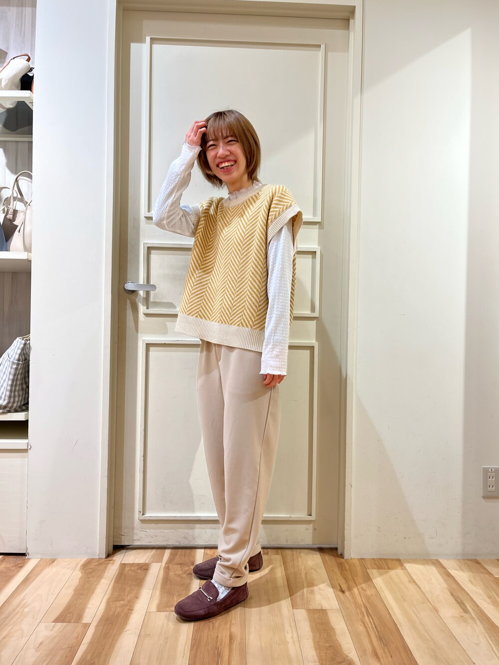 「サマンサモスモスブルー、Samansa Mos2 blue、出勤コーデ、春コーデ、綺麗めカジュアル、ベストコーデ、ニット、ベスト、ニットベスト、パンツスタイル、パンツコーデ、ツイルパンツ、カラーコーデ、イエロー、イエローコーデ」｜「Samansa Mos2 blueのヘリンボーンニットベスト（ニット/セーター、イエロー系）」を使った、さっこんさん（レディース・162cm）の冬コーディネートの2枚目の写真