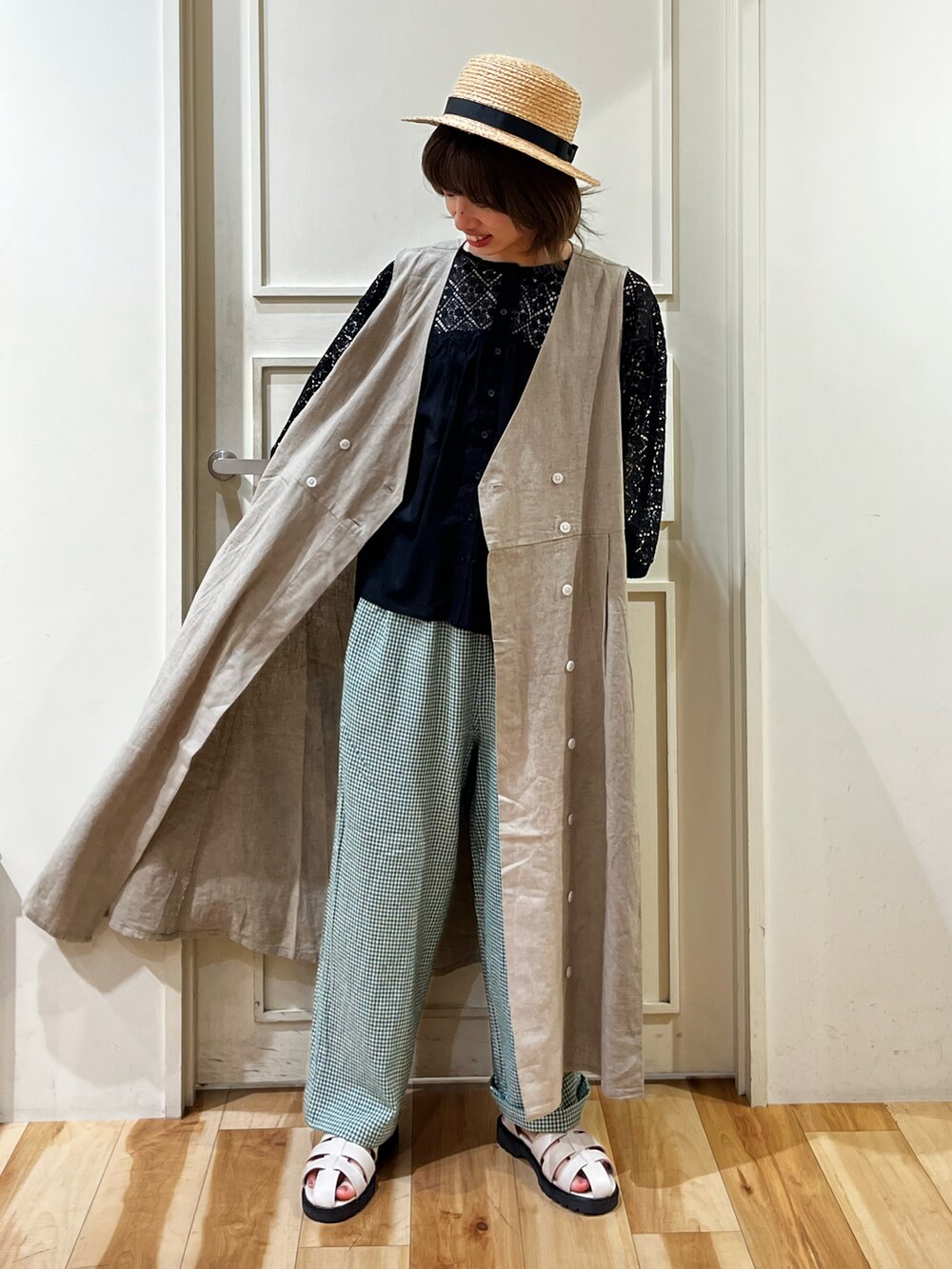 ベージュ系のハンドバッグ、ブラック系のシャツ/ブラウス、ベージュ系のワンピースを着用したレディースの春コーディネートの3枚目の写真