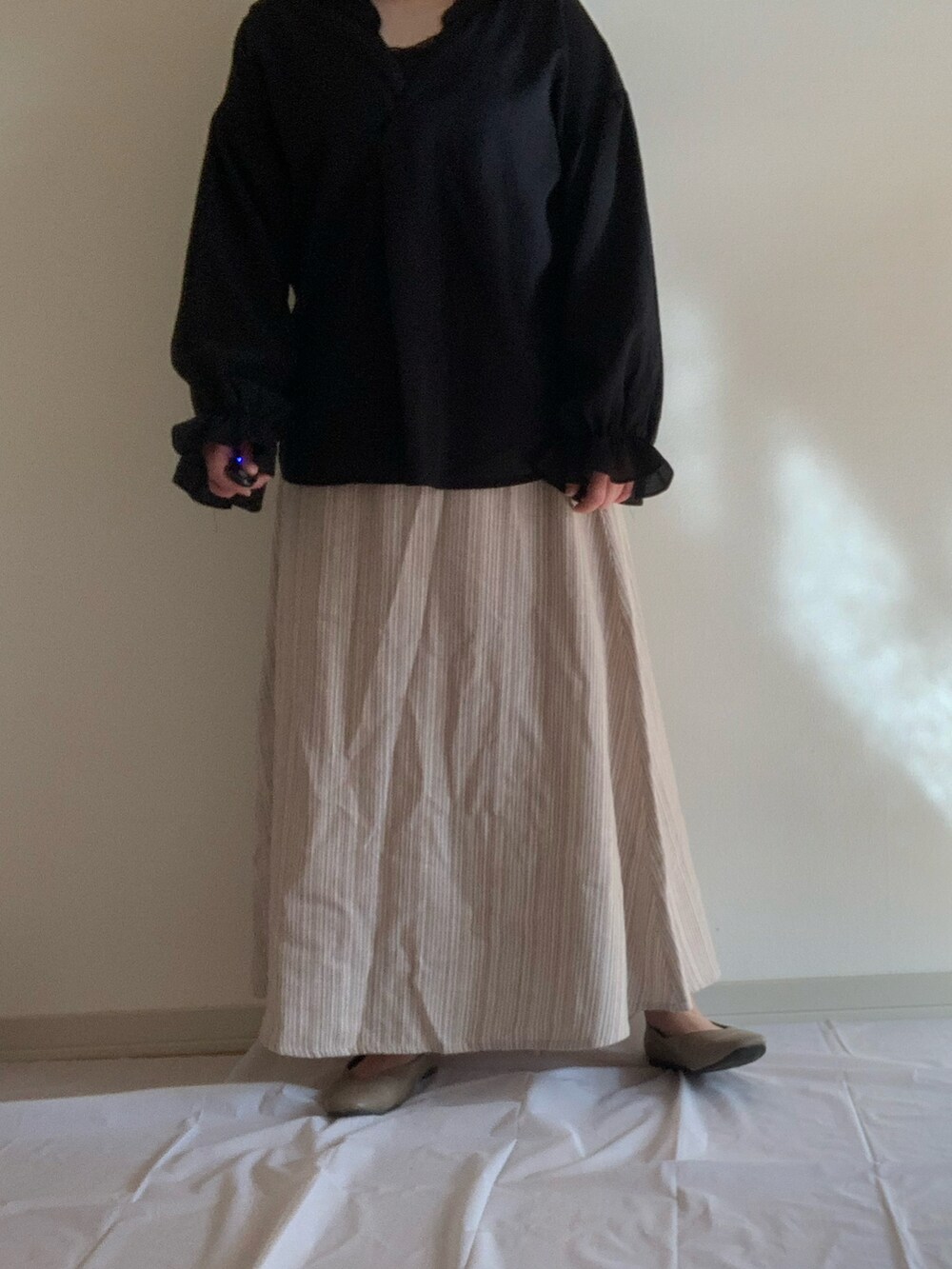 ブラック系のシャツ/ブラウス、ブラウン系のスカートを着用したレディースの秋コーディネートの3枚目の写真