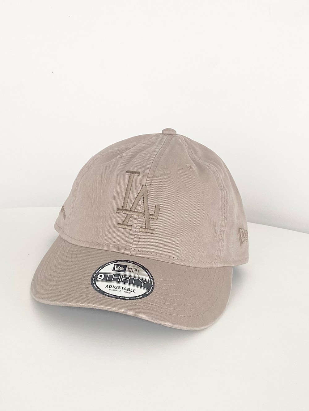 ブラック系のブルゾン、グレー系のスウェット、ブラック系のデニムパンツを着用したメンズの秋コーディネートの4枚目の写真