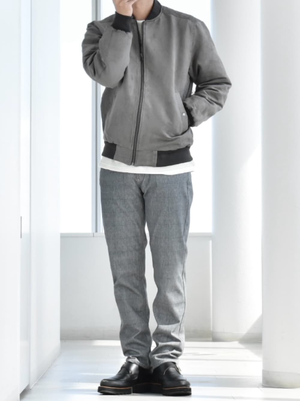 ブルー系のその他パンツ、ベージュ系のTシャツ/カットソー、グレー系のブルゾンを着用したメンズの秋コーディネートの2枚目の写真