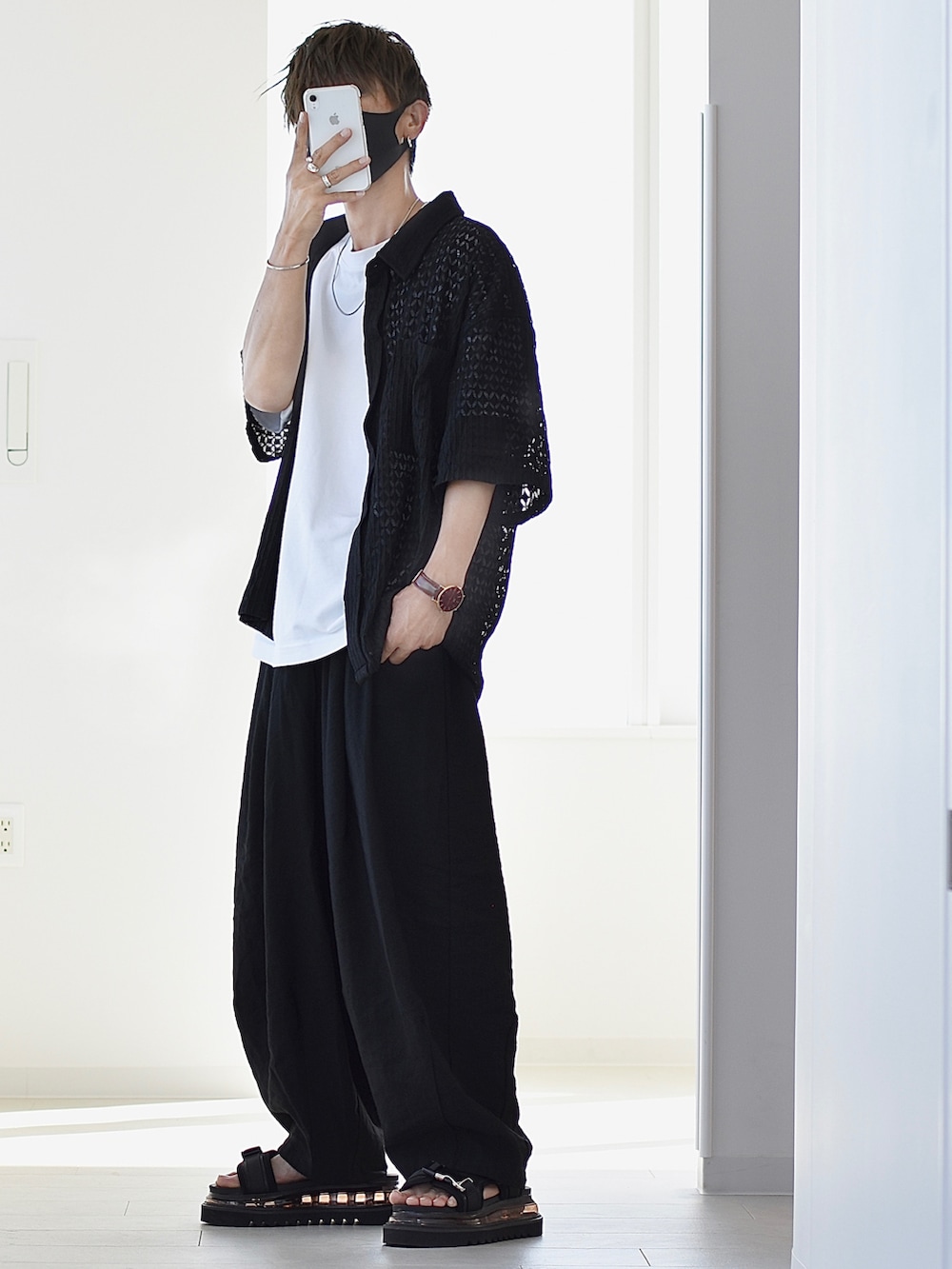 ブラック系のシャツ/ブラウス、ブラック系のその他パンツ、ブラック系のサンダルを着用したメンズの夏コーディネートの2枚目の写真