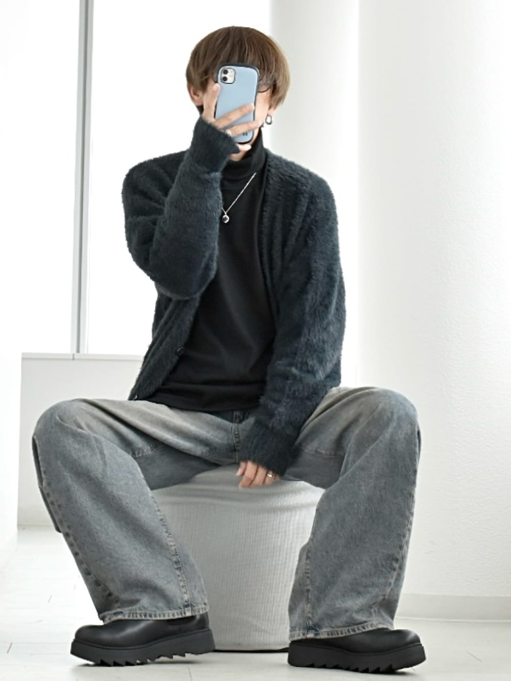 「キレイめ、ゆるコーデ、デニム、カーディガン、タートルネック、クレアーレリノ、CREARE LINO、GU、UNIQLO、R2024、デートコーデ、バレルレッグジーンズ、きれいめカジュアル、大人コーデ、サイドゴアブーツ」｜「CREARE -LINO-のモヘアライク シャギーニット Vネック カーディガン<ユニセックス>（カーディガン/ボレロ、ブルー系）」を使った、y_Oさん（骨格ナチュラル・メンズ・168cm）の秋コーディネートの2枚目の写真