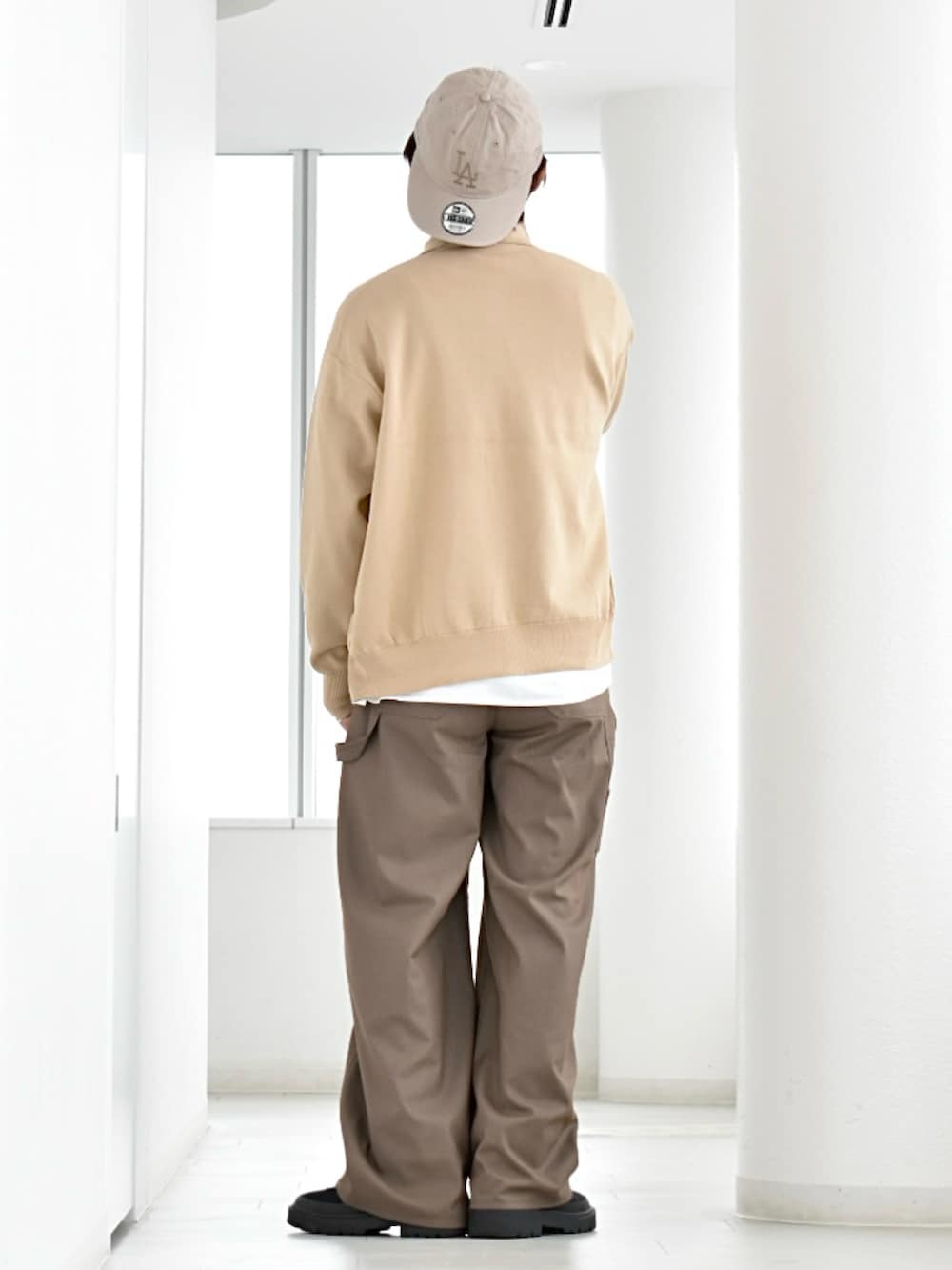 ベージュ系のカーディガン/ボレロ、ホワイト系のシャツ/ブラウス、ベージュ系のパンツを着用したメンズの秋コーディネートの2枚目の写真