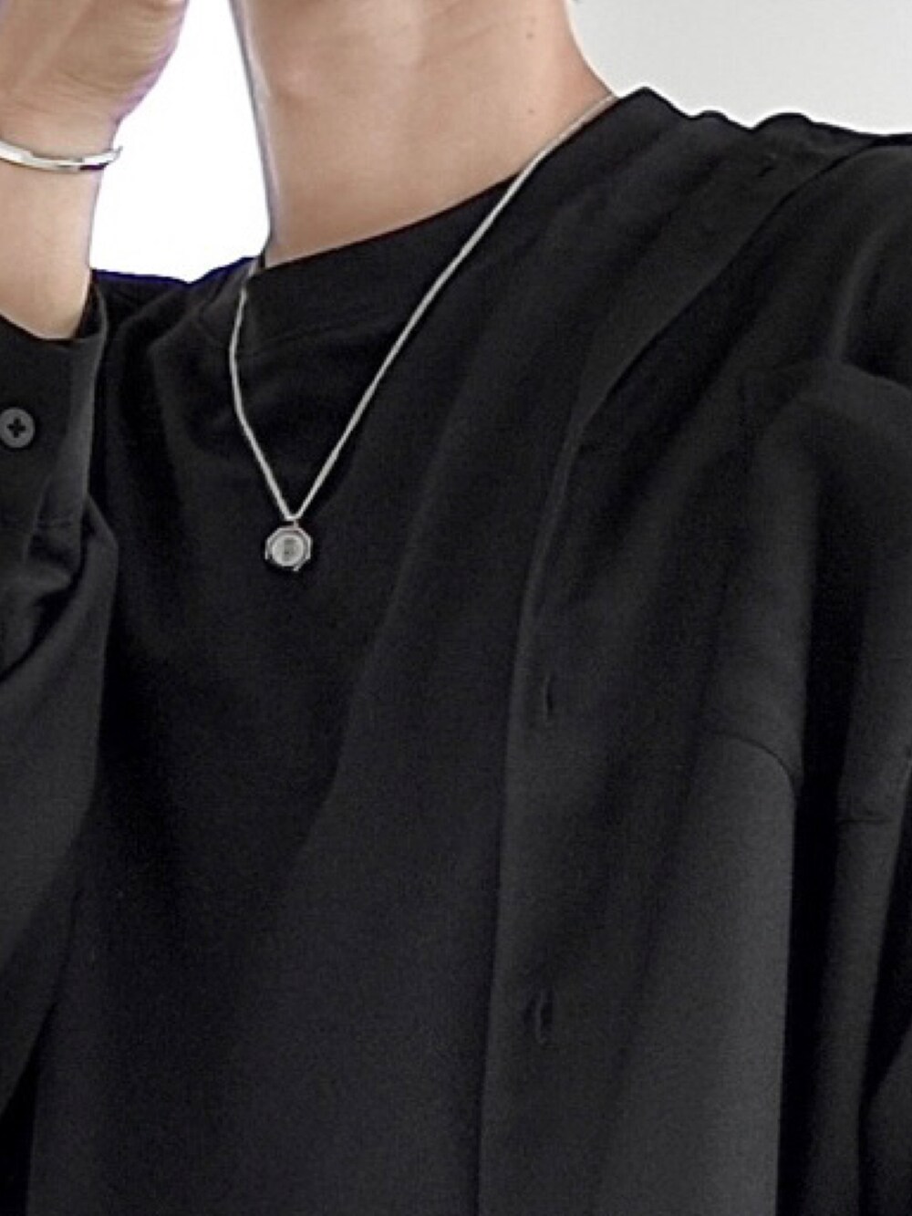 ブラック系のTシャツ/カットソー、ブラック系のスラックス、ブラック系のブーツを着用したメンズの夏コーディネートの2枚目の写真