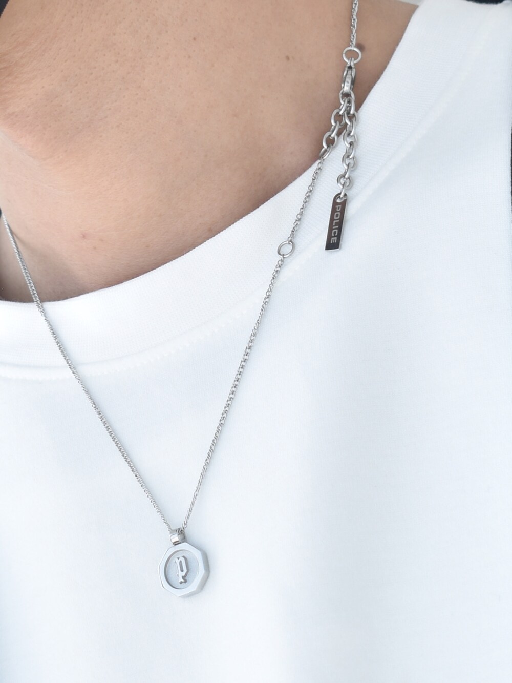 ホワイト系のTシャツ/カットソー、ブラック系のその他パンツ、ブラック系のブーツを着用したメンズの秋コーディネートの2枚目の写真