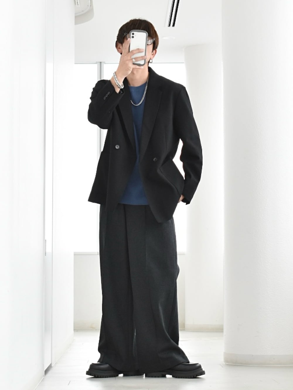 ブルー系のTシャツ/カットソー、ブラック系のジャケット/アウター、ブラック系のスラックスを着用したメンズの春コーディネートの2枚目の写真