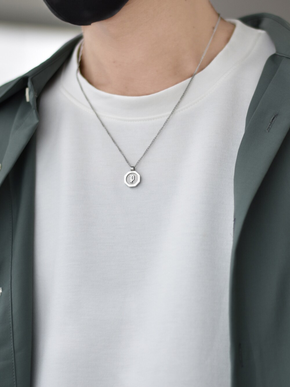 グリーン系のシャツ/ブラウス、ホワイト系のTシャツ/カットソー、ブラック系のその他パンツを着用したメンズの夏コーディネートの2枚目の写真