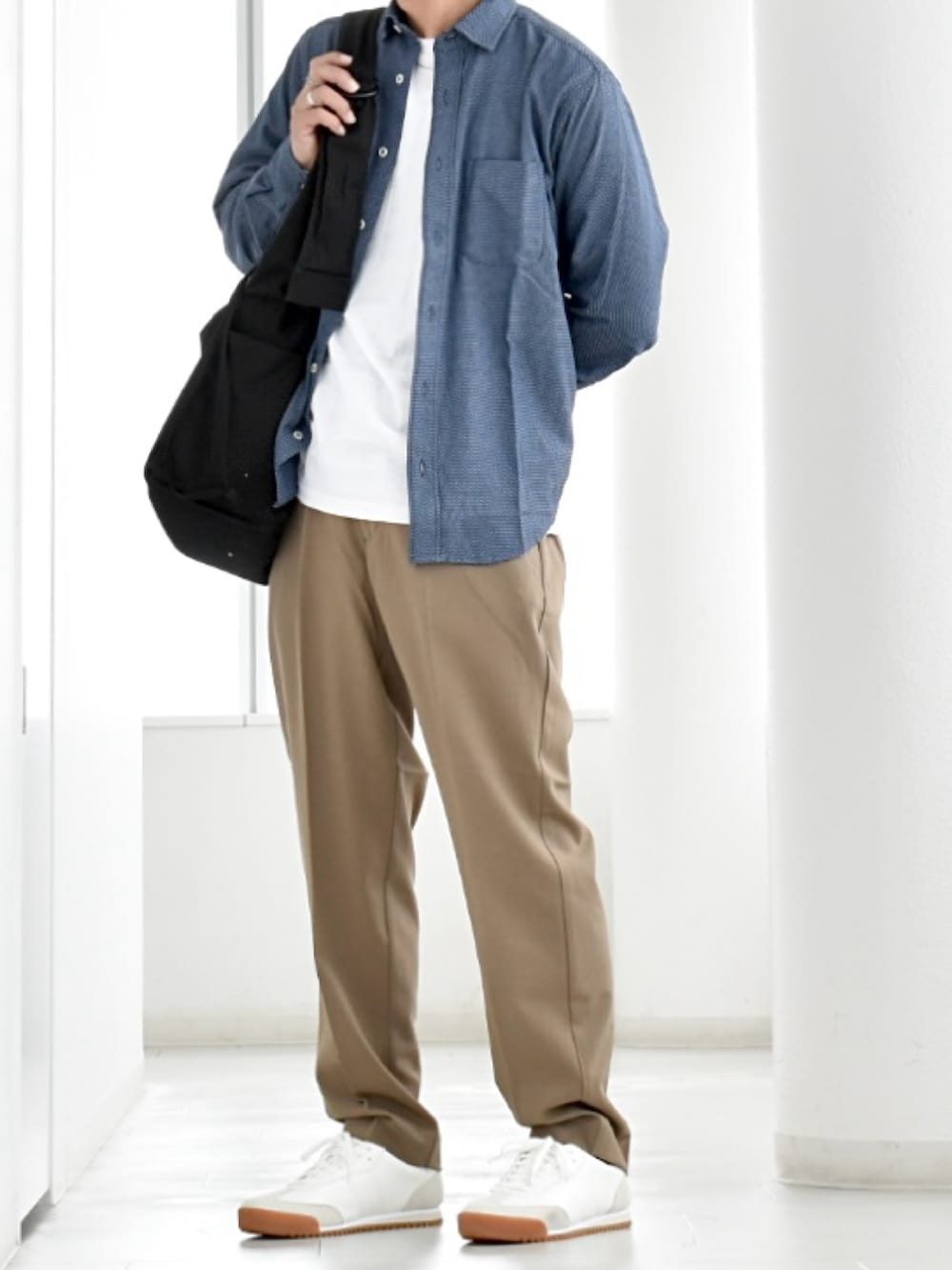 ブルー系のシャツ/ブラウス、ホワイト系のTシャツ/カットソー、ベージュ系のその他パンツを着用したメンズの秋コーディネートの2枚目の写真