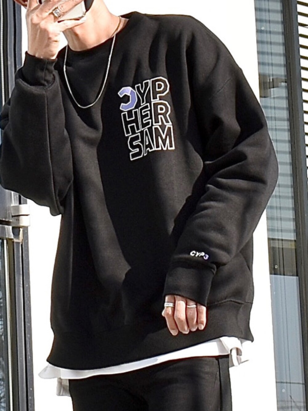 ブラック系のスウェット、ホワイト系のTシャツ/カットソー、ブラック系のその他パンツを着用したメンズの冬コーディネートの2枚目の写真