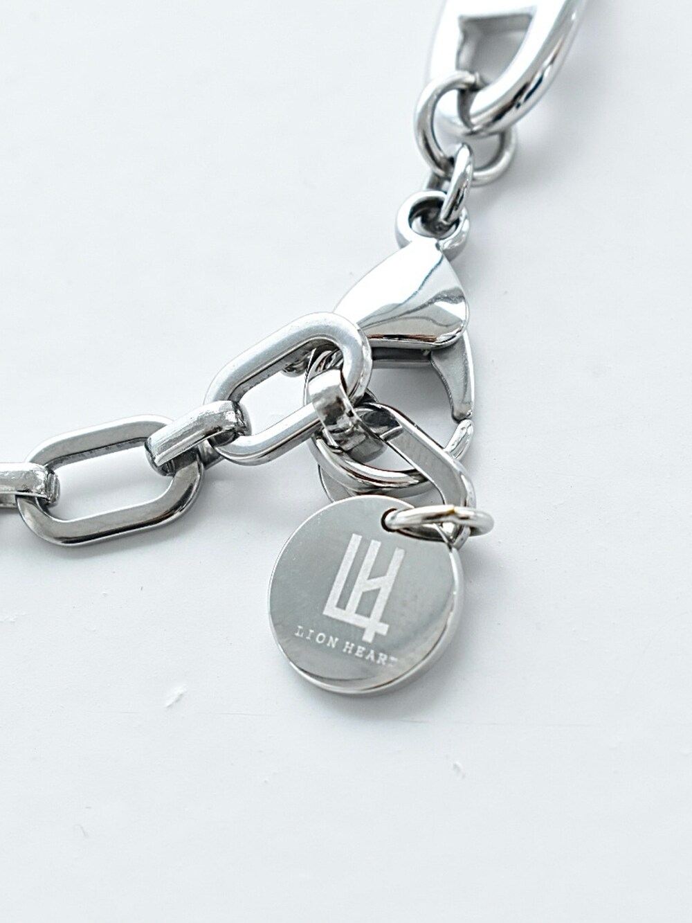 グレー系のシャツ/ブラウス、ホワイト系のTシャツ/カットソー、ブラック系のスラックスを着用したメンズの夏コーディネートの4枚目の写真