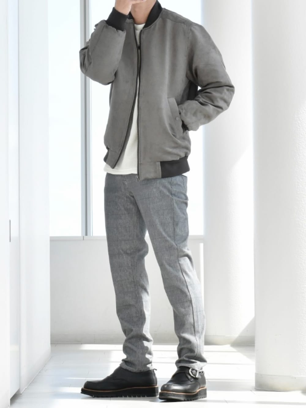 ブルー系のその他パンツ、ベージュ系のTシャツ/カットソー、グレー系のブルゾンを着用したメンズの秋コーディネートの4枚目の写真