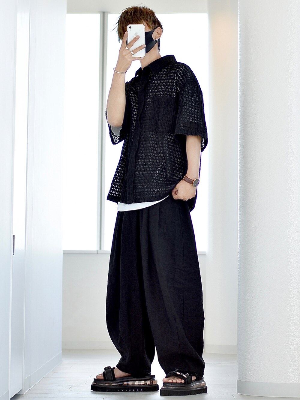 ブラック系のシャツ/ブラウス、ブラック系のその他パンツ、ブラック系のサンダルを着用したメンズの夏コーディネートの3枚目の写真