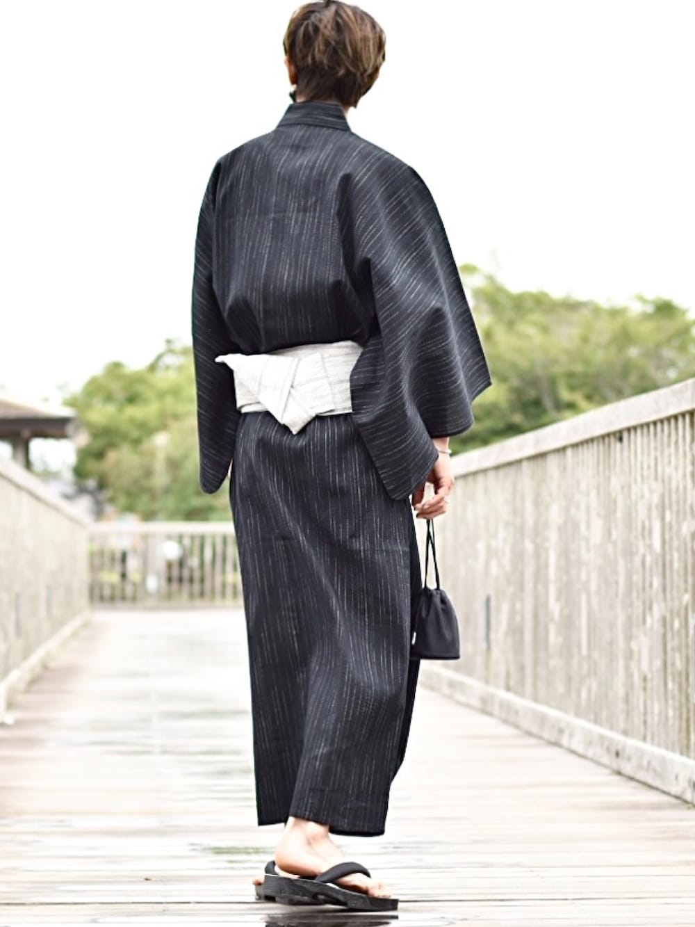 ブラック系の浴衣を着用したメンズの夏コーディネートの2枚目の写真