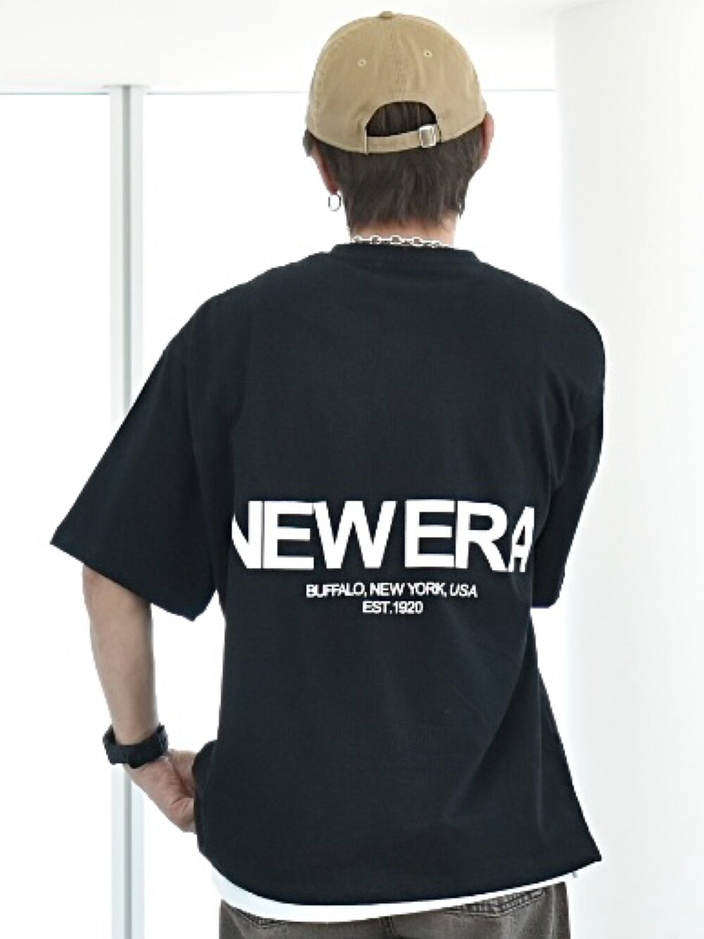 ブラック系のTシャツ/カットソー、ホワイト系のタンクトップ、ブラウン系のデニムパンツを着用したメンズの夏コーディネートの3枚目の写真