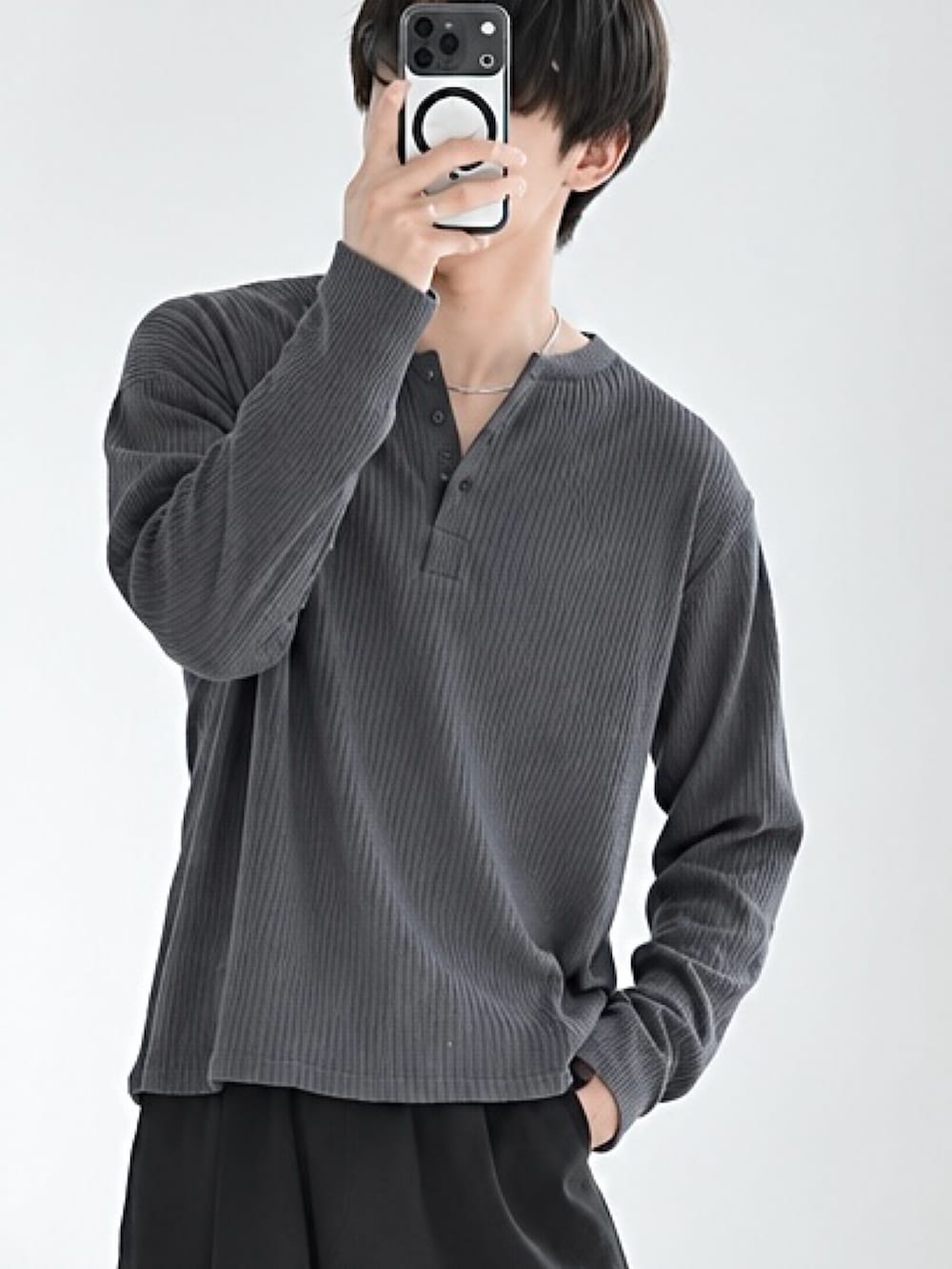 グレー系のTシャツ/カットソーを着用したメンズの秋コーディネートの4枚目の写真