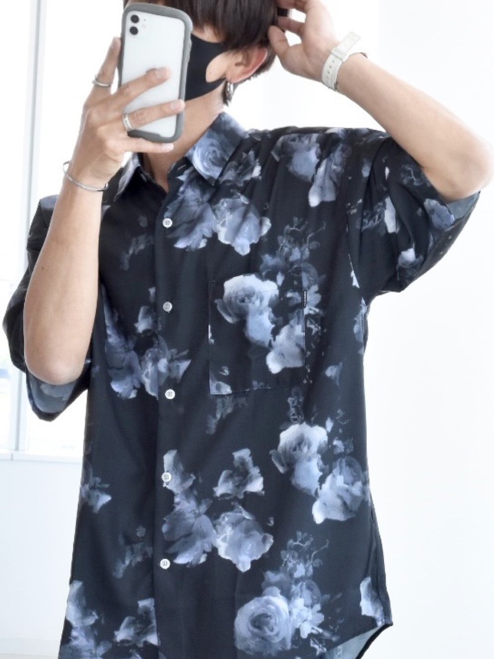 「柄シャツ、開襟シャツ、オープンカラーシャツ、カジュアルコーデ、カーゴパンツ、レイヤードスタイル、休日スタイル、大人カジュアル、夏コーデ、初夏コーデ、ルーズシルエット、ジョンズクローゼット、johnscloset、R2023コーデ、PR」|「Naive magicの【a】とろみシルクタッチポリエステル 総柄半袖ビッグシャツ/ルーズシルエットシャツ(シャツ/ブラウス、ブラック系)」を使った、y_Oさん(メンズ・168cm)の夏コーディネートの2枚目の写真
