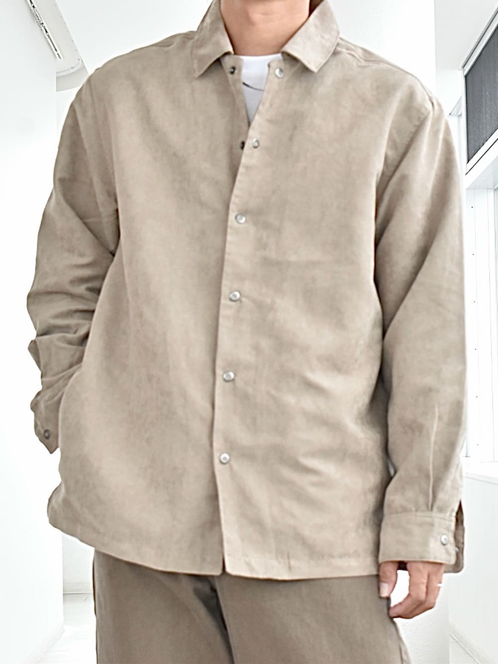 ベージュ系のシャツ/ブラウス、ホワイト系のTシャツ/カットソー、ベージュ系のその他パンツを着用したメンズの秋コーディネートの3枚目の写真