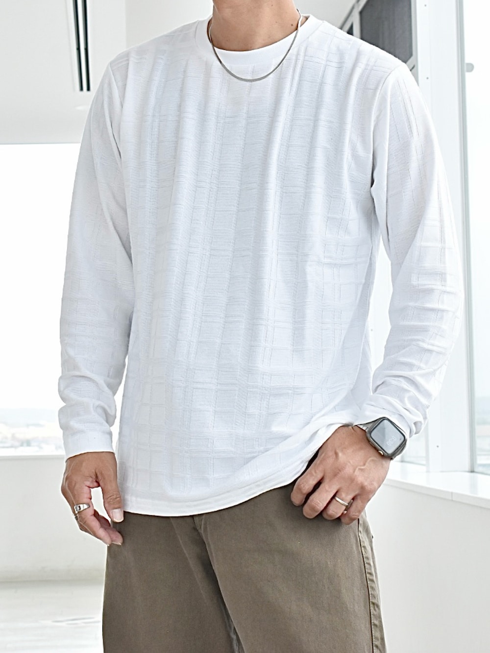 ブルー系のシャツ/ブラウス、ホワイト系のTシャツ/カットソー、ベージュ系のその他パンツを着用したメンズの秋コーディネートの4枚目の写真