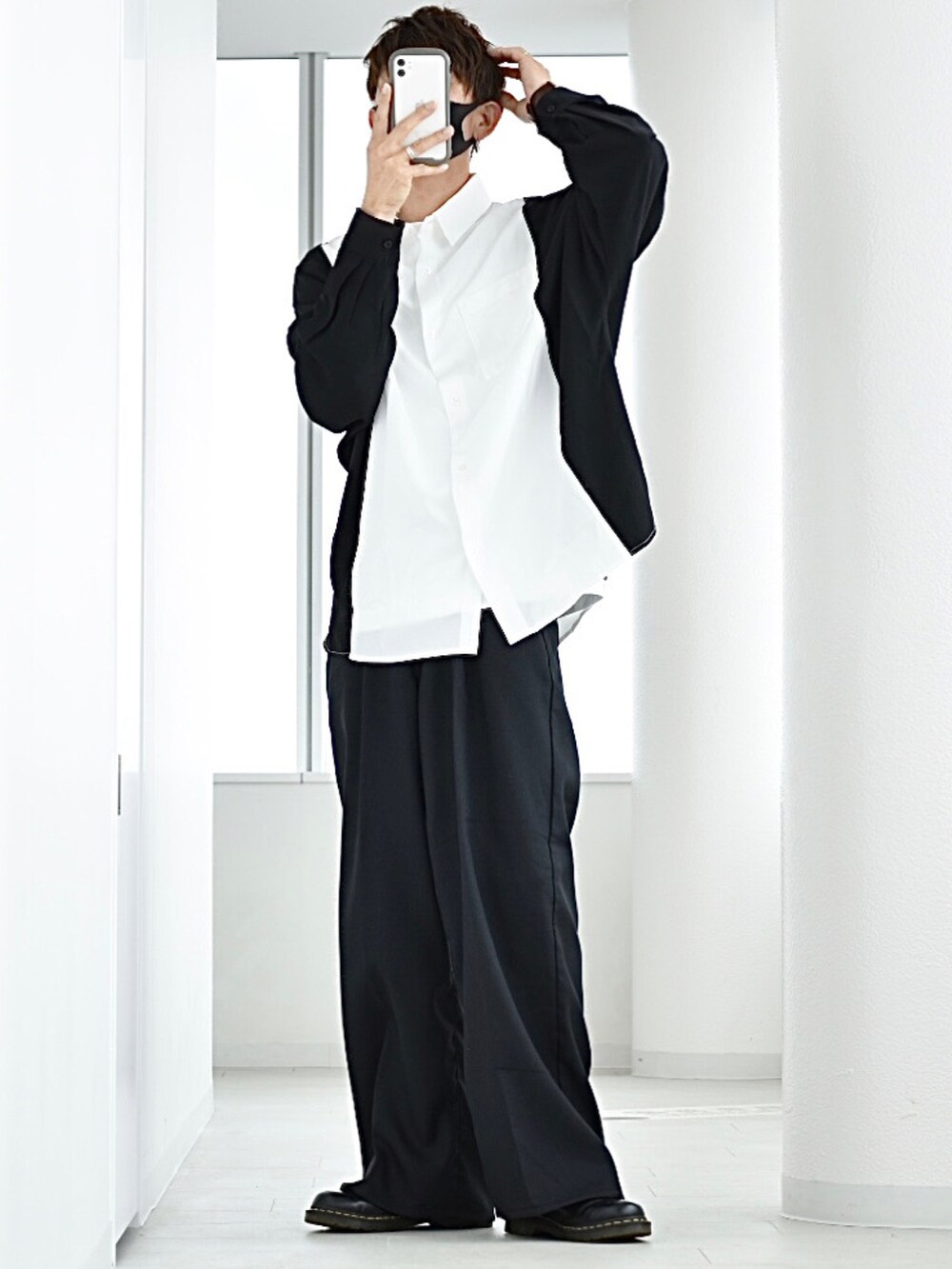 「edwin、edwinjapan、エドウィン、フレアパンツ、ワイドスラックス、モノトーン、モード、休日コーデ、春コーデ、シャツ、ドクターマーチン、シンプル、デート、R2023コーデ、PR」｜「EDWINのタックワイド フレアパンツ センタープレスパンツ スラックスパンツ 日本製（スラックス、ブラック系）」を使った、y_Oさん（メンズ・168cm）の春コーディネートの2枚目の写真