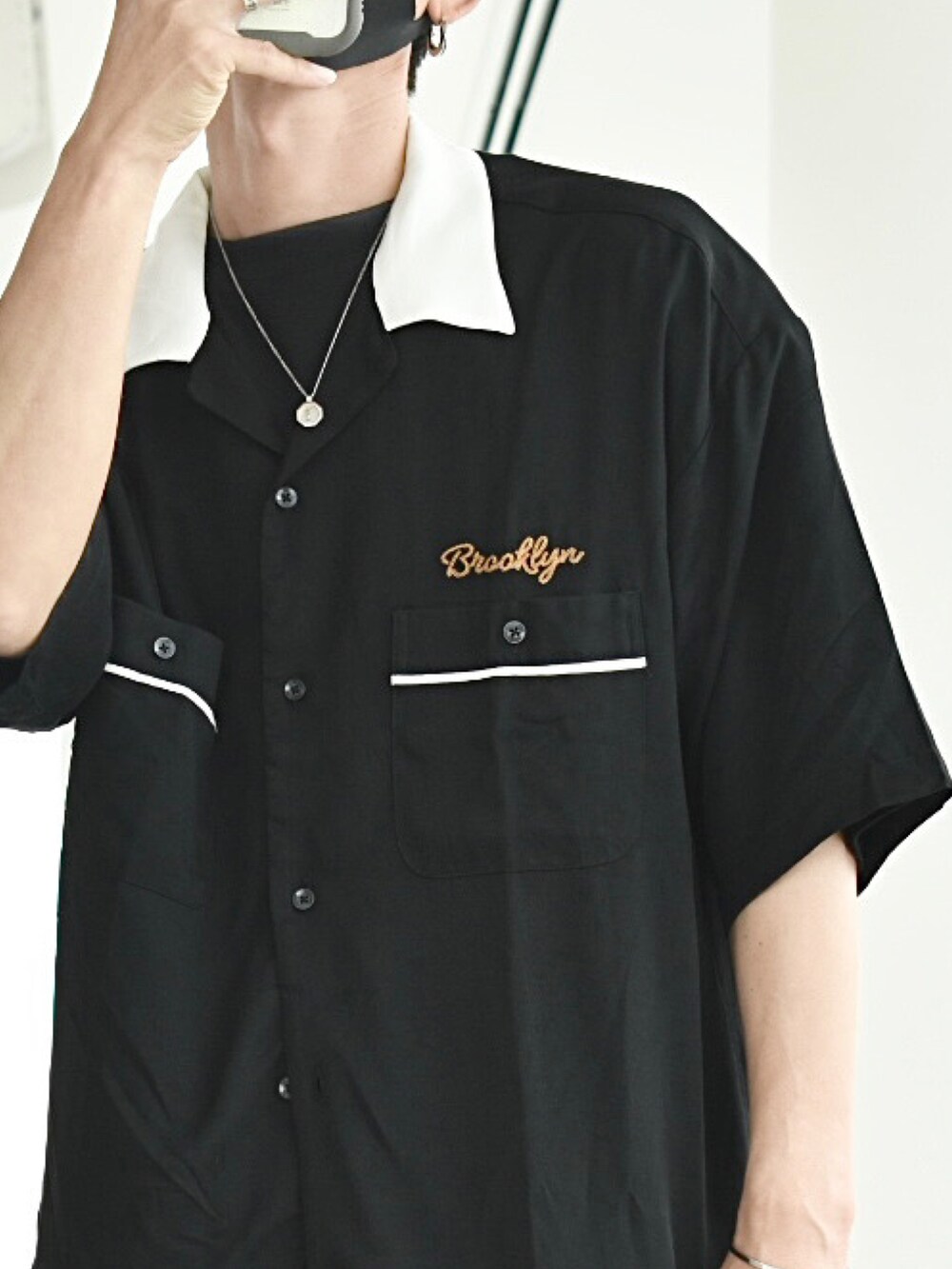 「みんなの白Tフェス、johnscloset、ジョンズクローゼット、オープンカラーシャツ、カジュアルコーデ、夏コーデ、レイヤードスタイル、カーゴパンツ、サンダル、今日のコーデ、きれいめ、きれいめカジュアル、シャツスタイル、R2023コーデ、PR」｜「Limited Line Naive Magicの【a】レーヨン チェーンステッチ オープンカラー ルーズサイズシャツ（シャツ/ブラウス、ブラック系）」を使った、y_Oさん（メンズ・168cm）の夏コーディネートの3枚目の写真