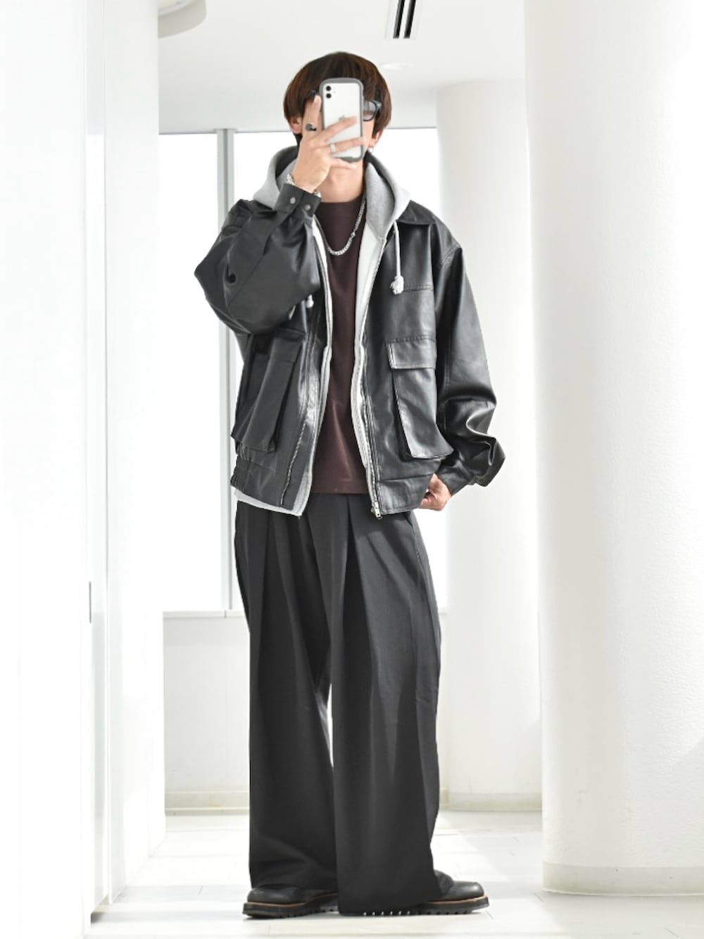 ブラック系のブルゾン、ブラック系のスラックス、グレー系のスウェットを着用したメンズの春コーディネートの5枚目の写真