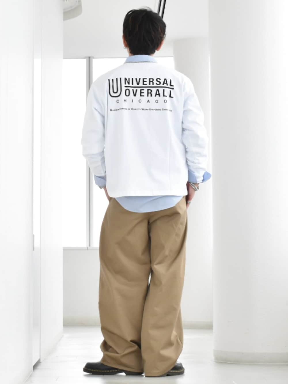 ブラック系のブルゾン、ホワイト系のTシャツ/カットソー、ブルー系のシャツ/ブラウスを着用したメンズの春コーディネートの2枚目の写真