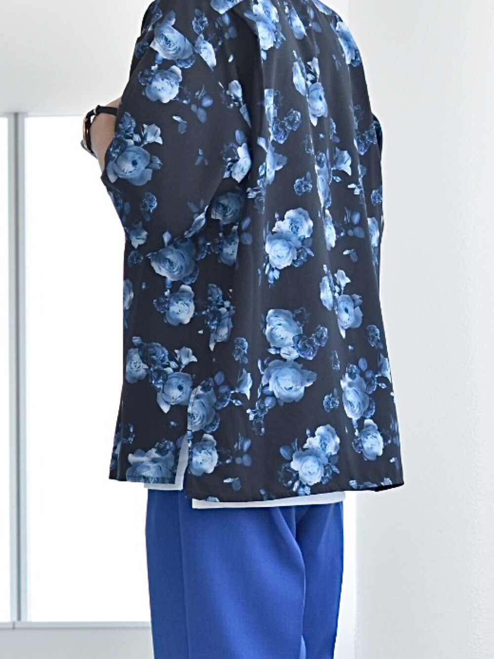 ブラック系のシャツ/ブラウス、ホワイト系のタンクトップ、ブルー系のスラックスを着用したメンズの春コーディネートの2枚目の写真