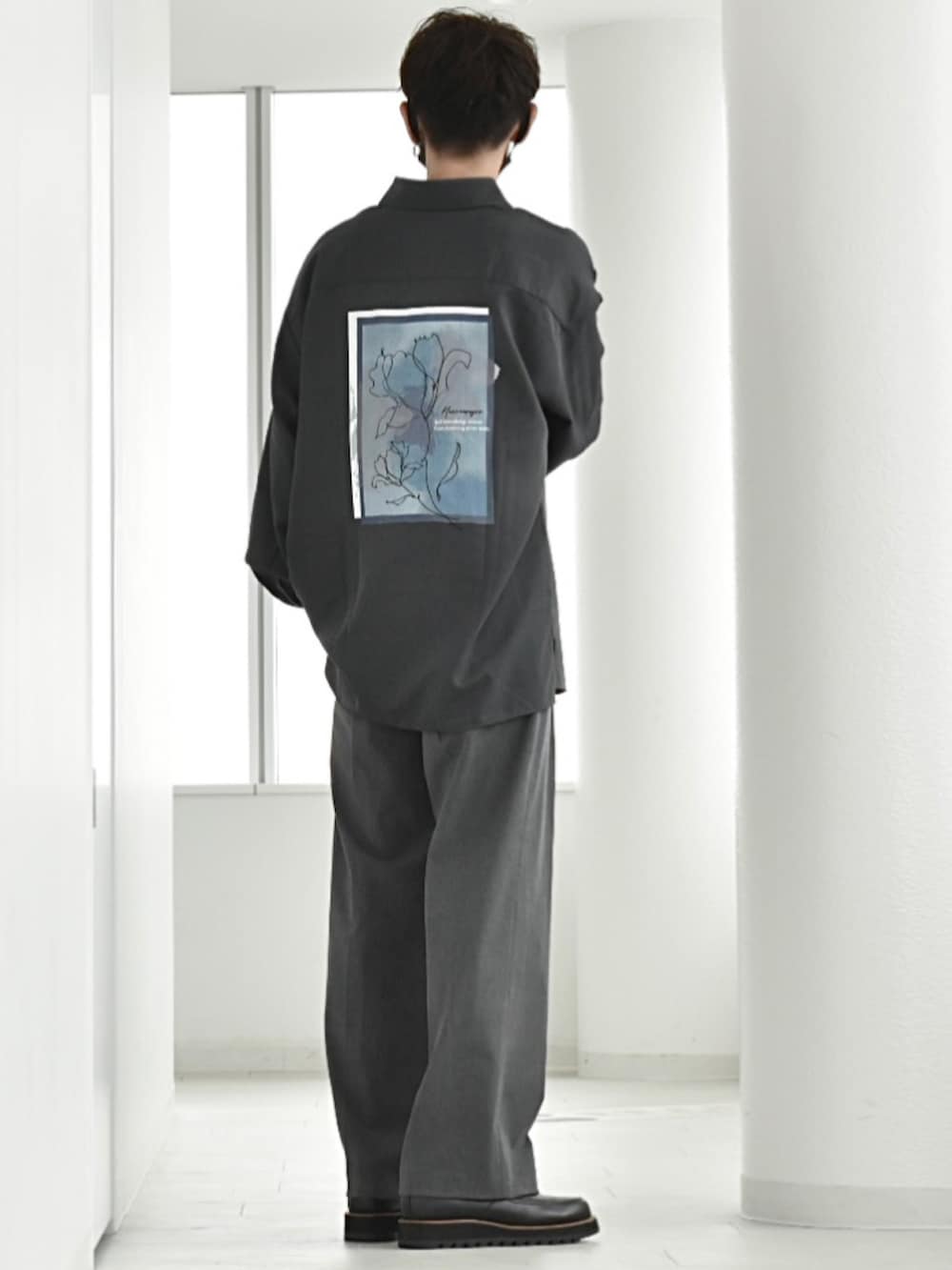 「アツいコーデ全部見せ、ジョンズクローゼット、johnscloset、ワントーンコーデ、バックプリント、シャツコーデ、カジュアルコーデ、大人カジュアル、R2023コーデ、きれいめカジュアル、今日のコーデ、秋コーデ、秋服準備はじめました、秋先取りコーデ、PR」｜「Naive magicの【a】ナチュラルストレッチポリエステル バックプリント＆フラワー刺繍 バルーンスリーブ スリットシャツ 長袖（シャツ/ブラウス、グレー系）」を使った、y_Oさん（メンズ・168cm）の夏コーディネートの3枚目の写真