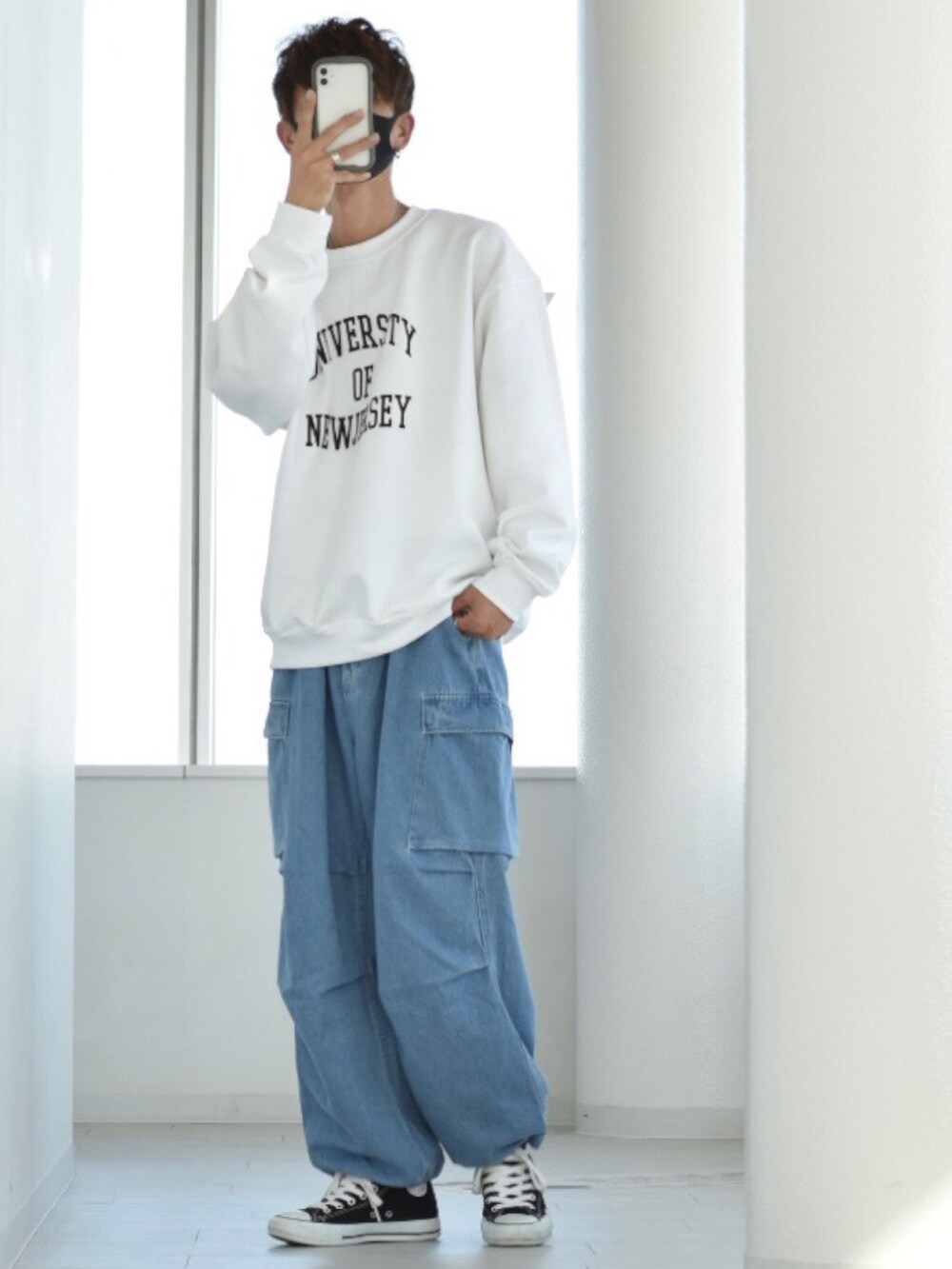 「カレッジスウェット、カレッジロゴ、スウェット、ANGIE VINTAGE、Angie、カジュアルコーデ、ユニセックス、クリスマスに着たい服、angie_ootd、angie_vintage、冬コーデ、ベスト、デニムパンツ、R2022コーデ、PR」｜「ANGIEの【ユニセックス】GILDANカレッジロゴオーバーサイズスウェット（裏起毛）（スウェット、ホワイト系）」を使った、y_Oさん（メンズ・168cm）の冬コーディネートの3枚目の写真
