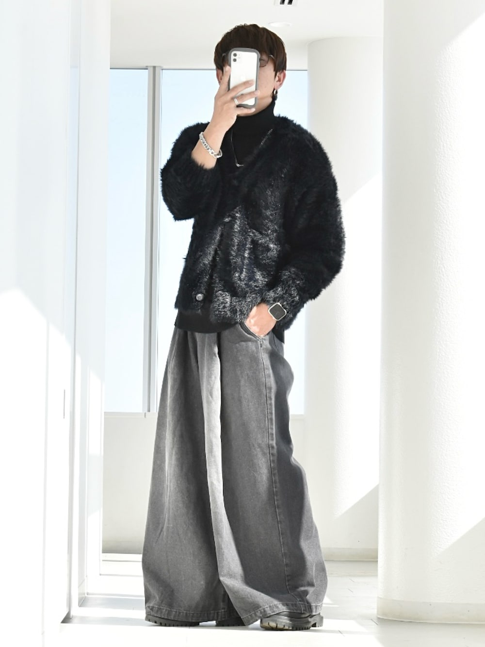 ブラック系のカーディガン/ボレロ、ブラック系のデニムパンツ、ブラック系のニット/セーターを着用したメンズの春コーディネートの2枚目の写真