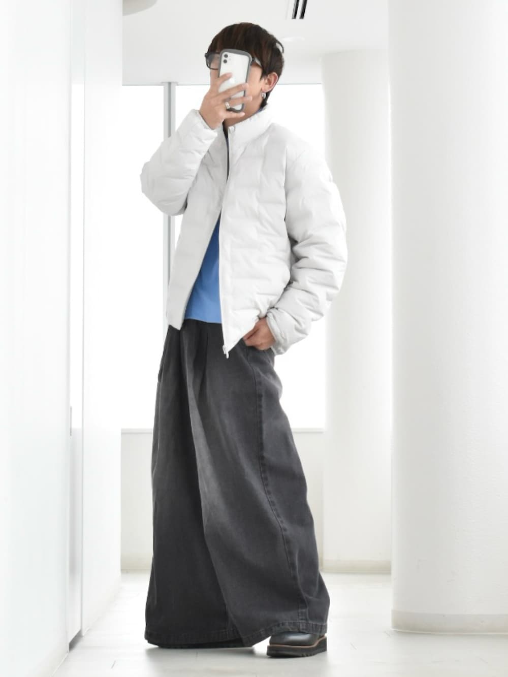 ブラック系のデニムパンツ、ブルー系のシャツ/ブラウス、ホワイト系のその他アウターを着用したメンズの冬コーディネートの2枚目の写真